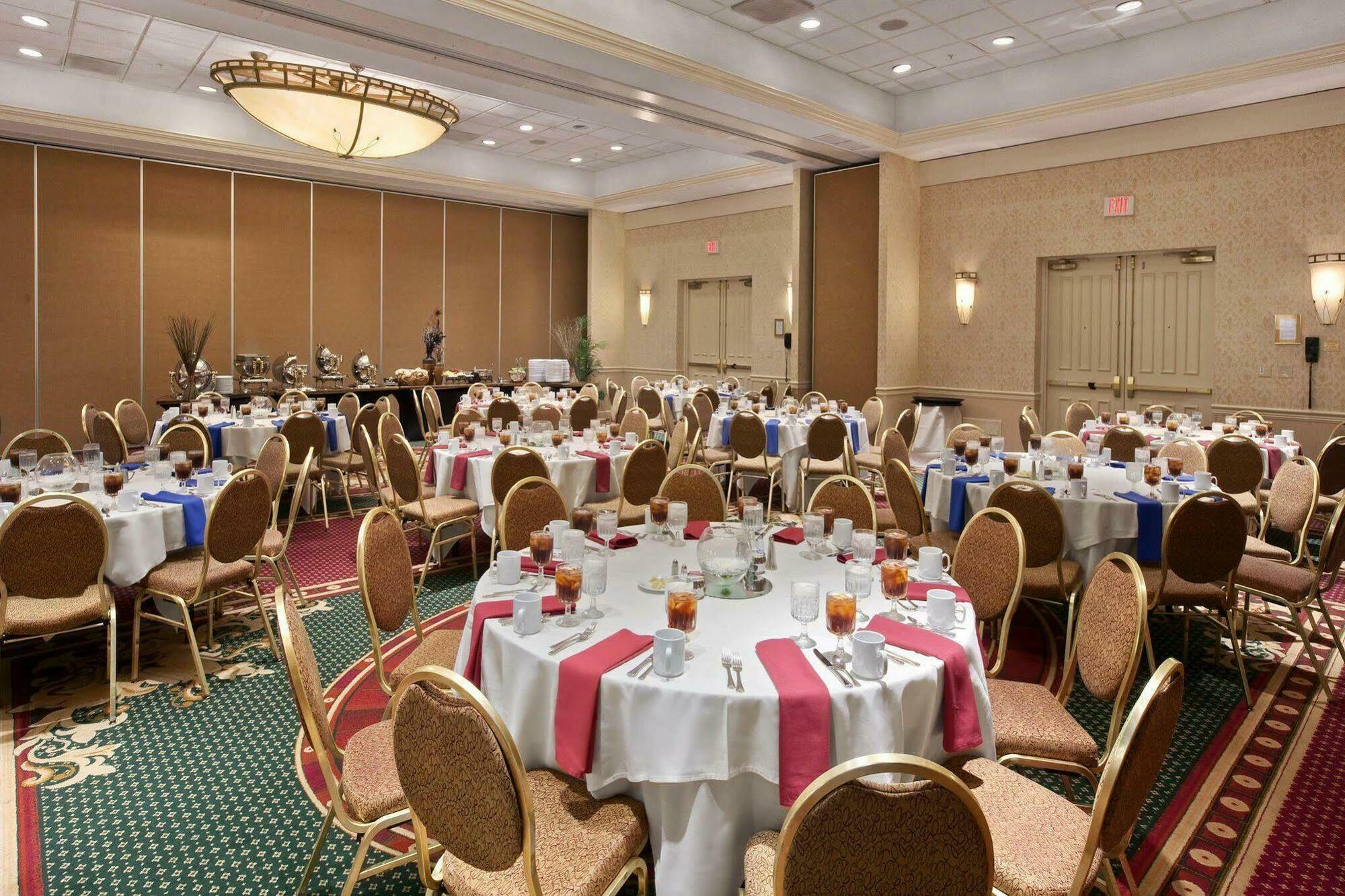 Doubletree By Hilton Cleveland East Beachwood Hotel Restaurant photo